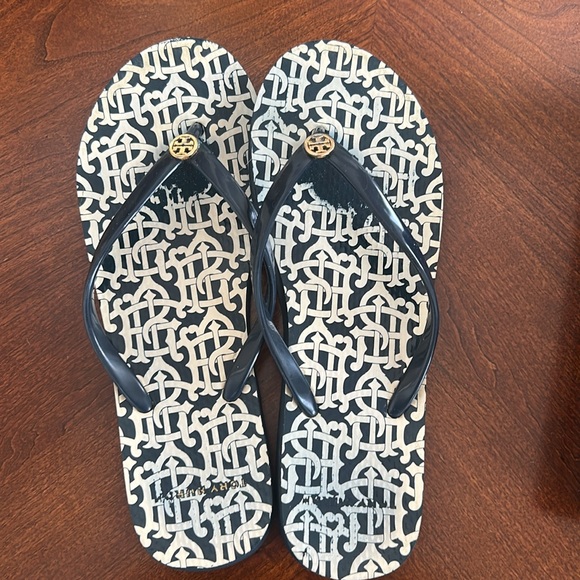 Tory Burch “Buddy Logo” Flip Flops (Size 8) - Picture 3 of 5